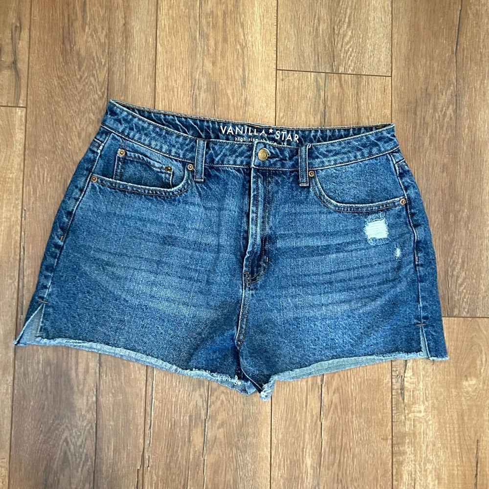 Vanilla Star women’s distressed jean shorts. High rise shortie. Size 13